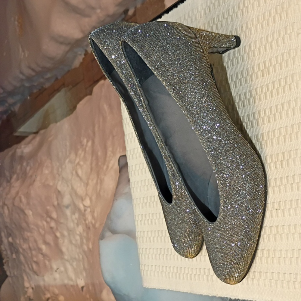 Stuart Weitzman Glittering Silver Heels 9M.